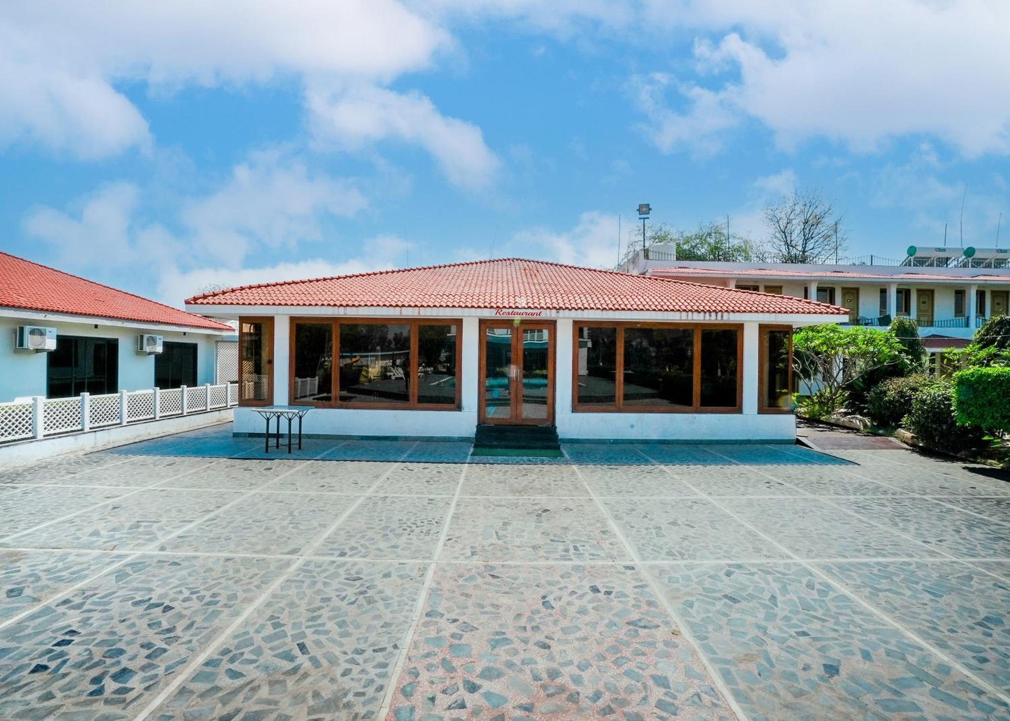 Rupis Resort Near Udaipur Airport Dabok Exterior foto